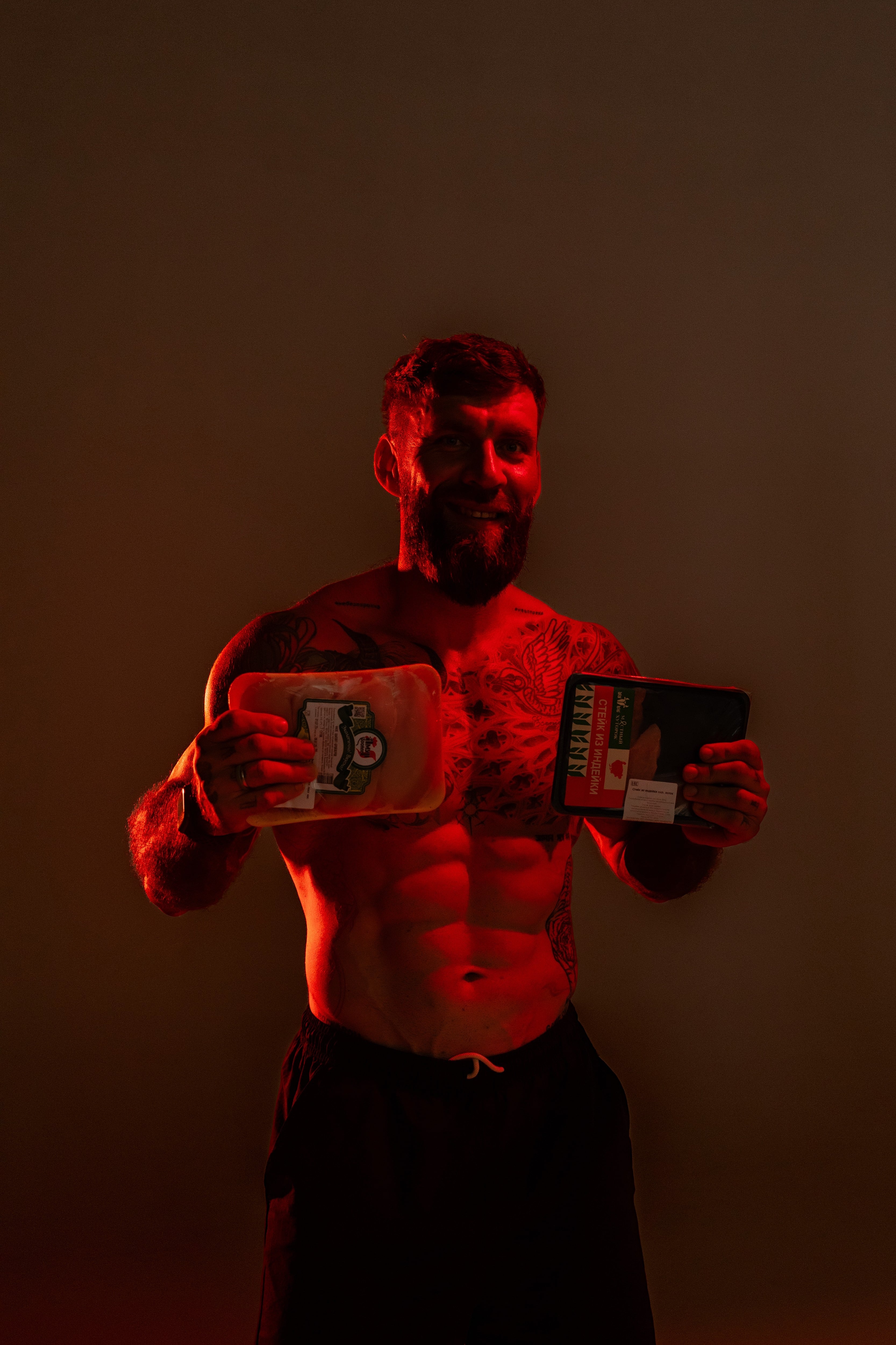 Шева с протеином и книгой Антизин